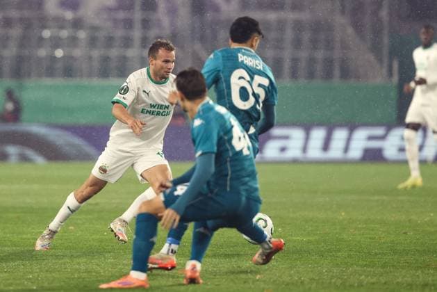 SOCCER - UEFA ECL, Rapid vs Fiorentina VIENNA,AUSTRIA,23.OCT.25 - SOCCER - UEFA Conference League, SK Rapid Wien vs ACF Fiorentina. Image shows Matthias Seidl (Rapid), Nicolo Fagioli and Fabiano Parisi (Fiorentina).  GEPAxpictures xArminxRauthner
