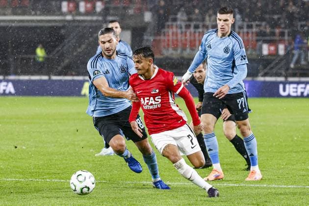 ALKMAAR , 23-10-2025 , AFAS Stadium , season 2025 2026 , UEFA Conference League football , League phase matchday 2 , match between AZ and SK Slovan Bratislava , picture shows AZ player Weslley Patati and SK Slovan Bratislava player Kyriakos Savvidis and SK Slovan Bratislava player Danylo Ihnatenko AZ - Slovan Bratislava  x31654241x Copyright: