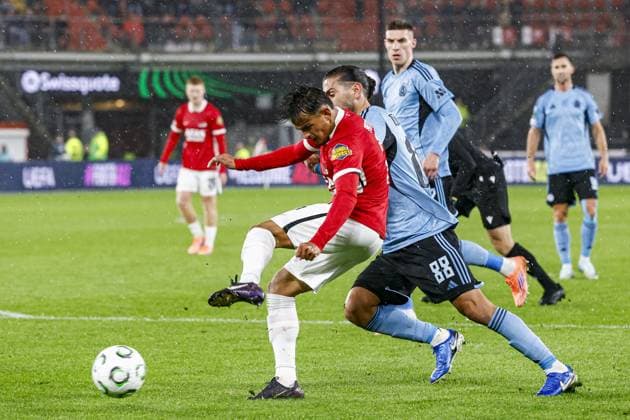 ALKMAAR , 23-10-2025 , AFAS Stadium , season 2025 2026 , UEFA Conference League football , League phase matchday 2 , match between AZ and SK Slovan Bratislava , picture shows AZ player Weslley Patati and SK Slovan Bratislava player Kyriakos Savvidis AZ - Slovan Bratislava  x31654242x Copyright:
