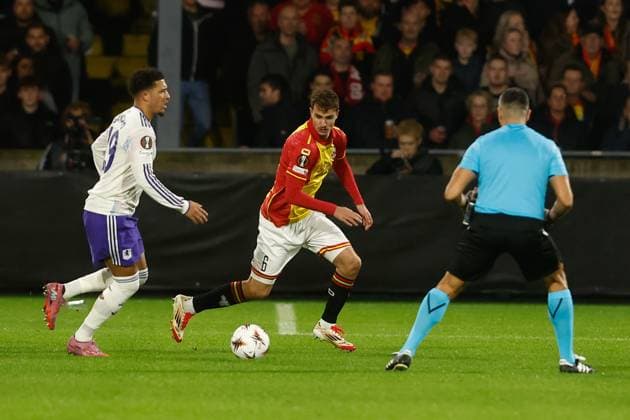 DEVENTER , 23-10-2025 , Stadium De Adelaarshorst , season 2025 2026 , UEFA Europa League League phase . match between Go Ahead Eagles and Aston Villa, Picture shows Aston Villa player Jadon Sancho and GA Eagles player Calvin Twigt Go Ahead Eagles - Aston Villa  x31654244x Copyright: