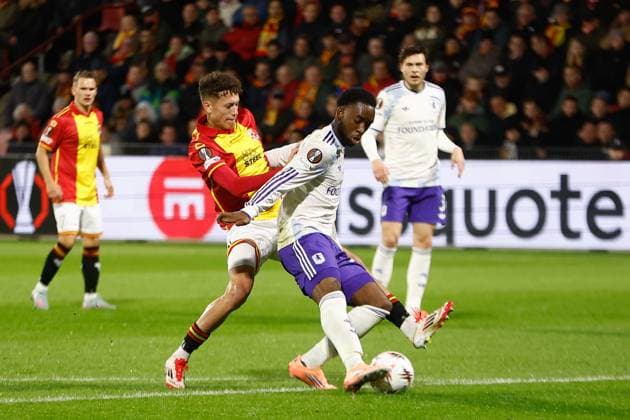 DEVENTER , 23-10-2025 , Stadium De Adelaarshorst , season 2025 2026 , UEFA Europa League League phase . match between Go Ahead Eagles and Aston Villa, Picture shows Aston Villa player Lamare Bogarde and GA Eagles player Yassir Salah Rahmouni Go Ahead Eagles - Aston Villa  x31654245x Copyright: