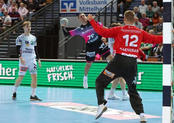 23 10 2025, xovx, Handball Daikin Handball Bundesliga, HSG Wetzlar FRISCH AUF Göppingen v l Franko Lastro Frisch Auf Göppingen , Ahmet Nafea HSG Wetzlar , Kristian Saeveras Frisch Auf Göppingen Wetzlar Buderus Arena Hessen Germany EN