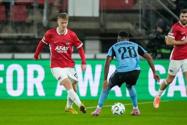 2025-10-23 AZ Alkmaar v Slovan Bratislava - UEFA Conference League 2025 26 League Phase MD2 ALKMAAR, NETHERLANDS - OCTOBER 23: Cesar Blackman of Slovan Bratislava defends Isak Jensen of AZ Alkmaar during the UEFA Conference League 2025 26 League Phase MD2 match between AZ Alkmaar and Slovan Bratislava at AFAS Stadion on October 23, 2025 in Alkmaar, Netherlands. Alkmaar AFAS Stadion Netherlands Content not available for redistribution in The Netherlands directly or indirectly through any third parties. Copyright: xEdxvanxdexPolx