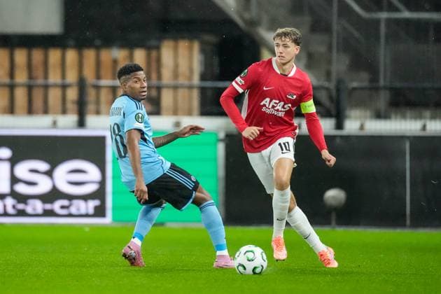 2025-10-23 AZ Alkmaar v Slovan Bratislava - UEFA Conference League 2025 26 League Phase MD2 ALKMAAR, NETHERLANDS - OCTOBER 23: Sven Mijnans of AZ Alkmaar passes the ball during the UEFA Conference League 2025 26 League Phase MD2 match between AZ Alkmaar and Slovan Bratislava at AFAS Stadion on October 23, 2025 in Alkmaar, Netherlands. Alkmaar AFAS Stadion Netherlands Content not available for redistribution in The Netherlands directly or indirectly through any third parties. Copyright: xEdxvanxdexPolx