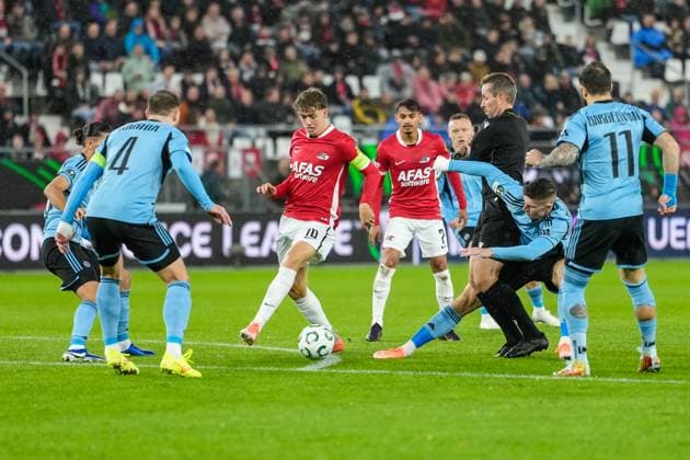 2025-10-23 AZ Alkmaar v Slovan Bratislava - UEFA Conference League 2025 26 League Phase MD2 ALKMAAR, NETHERLANDS - OCTOBER 23: Sven Mijnans of AZ Alkmaar battles for possession with Guram Kashia of Slovan Bratislava during the UEFA Conference League 2025 26 League Phase MD2 match between AZ Alkmaar and Slovan Bratislava at AFAS Stadion on October 23, 2025 in Alkmaar, Netherlands. Alkmaar AFAS Stadion Netherlands Content not available for redistribution in The Netherlands directly or indirectly through any third parties. Copyright: xEdxvanxdexPolx