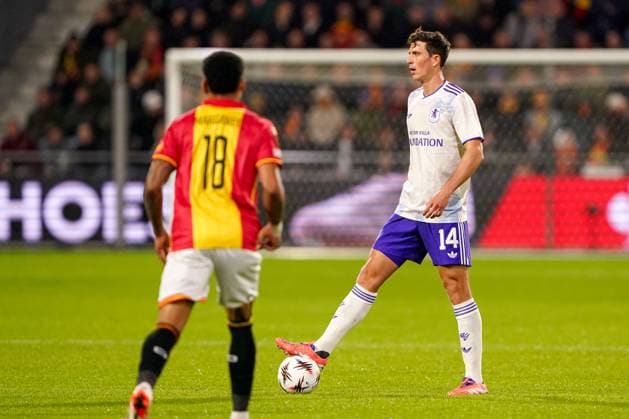 2025-10-23 Go Ahead Eagles v Aston Villa FC - UEFA Europa League 2025 26 League Phase MD3 DEVENTER, NETHERLANDS - OCTOBER 23: Pau Torres of Aston Villa looks on during the UEFA Europa League 2025 26 League Phase MD3 match between Go Ahead Eagles and Aston Villa FC at Adelaarshorst on October 23, 2025 in Deventer, Netherlands. Deventer Adelaarshorst Netherlands Content not available for redistribution in The Netherlands directly or indirectly through any third parties. Copyright: xAndrexWeeningx