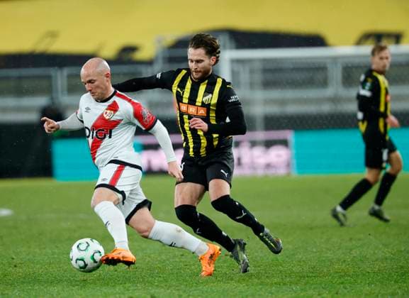 GÖTEBORG, SWEDEN 20251023 Rayo Vallecanos Isi Palazon against Häckens Adam Lundqvist during the Conference League football match between BK Häcken and Rayo Vallecano at Gamla Ullevi in Gothenburg, Sweden October 23, 2025 GÖTEBORG SWEDEN x9200x  Copyright: xAdamxIhse TTx CONFERENCE LEAGUE: HÄCKEN-RAYO VALLECANO