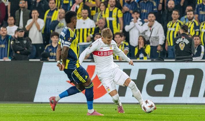 Istanbul , Europa League Fenerbahce Istanbul vs VfB Stuttgart , from left Nelson Semedo Istanbul Maximilian Mittelstädt VfB