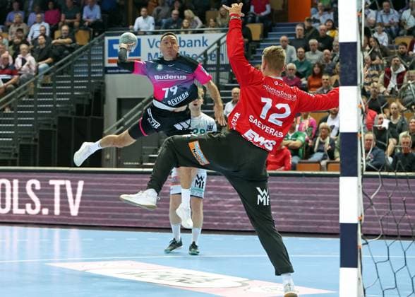 23 10 2025, xovx, Handball Daikin Handball Bundesliga, HSG Wetzlar FRISCH AUF Göppingen v l Ahmet Nafea HSG Wetzlar , Franko Lastro Frisch Auf Göppingen , Kristian Saeveras Frisch Auf Göppingen Wetzlar Buderus Arena Hessen Germany EN