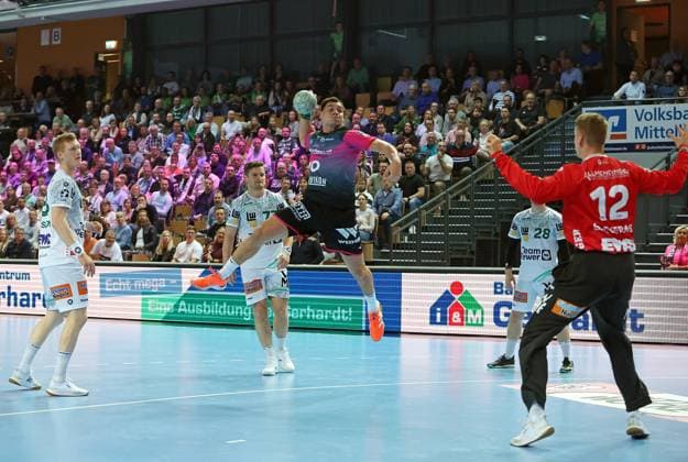 23 10 2025, xovx, Handball Daikin Handball Bundesliga, HSG Wetzlar FRISCH AUF Göppingen v l Ymir Örn Gislason Frisch Auf Göppingen , David Schmidt Frisch Auf Göppingen , Josip Simic HSG Wetzlar , Franko Lastro Frisch Auf Göppingen , Kristian Saeveras Frisch Auf Göppingen Wetzlar Buderus Arena Hessen Germany EN