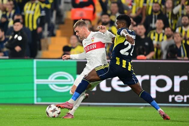 Fenerbahce v Stuttgart - UEFA Europa League ISTANBUL, TURKIYE - OCTOBER 23: Nelson Semedo (R) of Fenerbahce in action against Jeff Chabot (L) of Stuttgart during the UEFA Europa League Week 3 match between Fenerbahce and Stuttgart at Chobani Stadium in Istanbul, Turkiye, on October 23, 2025. Oguz Yeter Anadolu Istanbul Turkey. Editorial use only. Please get in touch for any other usage.  Copyright: x2025xAnadoluxOÄüuzxYeterx