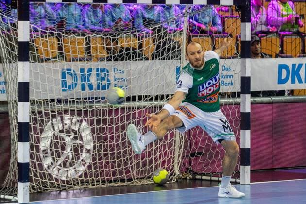 Top scorer Marcel Schiller Frisch Auf Goeppingen, 24 tries his hand at goalkeeping before the game against HSG Wetzlar GER, HSG Wetzlar vs FRISCH AUF Goeppingen, Handball, 1 Bundesliga Men, Matchday 10, Season 2025 2026, 23 10 2025 GER, HSG Wetzlar vs FRISCH AUF Goeppingen, Handball, 1 Bundesliga Men, Matchday 10, Season 2025 2026, 23 10 2025 Wetzlar Copyright: xEibner-Pressefoto GerhardxWingenx EP_GWR