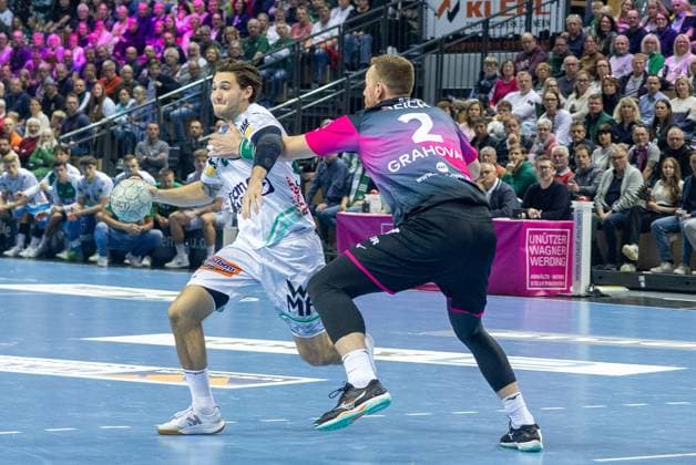 Ludvig Hallbaeck Frisch Auf Goeppingen, 20 vs Nikola Grahovac HSG Wetzlar, 02 GER, HSG Wetzlar vs FRISCH AUF Goeppingen, Handball, 1 Bundesliga Men, Matchday 10, Season 2025 2026, 23 10 2025 GER, HSG Wetzlar vs FRISCH AUF Goeppingen, Handball, 1 Bundesliga Men, Matchday 10, Season 2025 2026, 23 10 2025 Wetzlar Copyright: xEibner-Pressefoto GerhardxWingenx EP_GWR