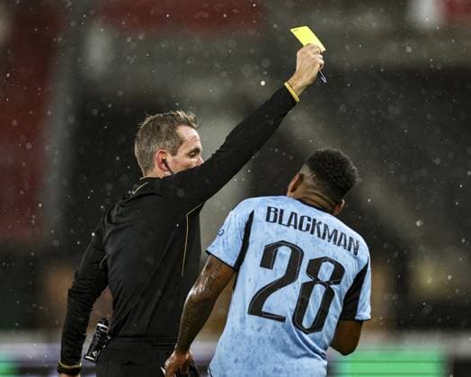 ALKMAAR - (L-R) Referee Tobias Stieler and Cesar Blackman of Slovan Bratislava during the UEFA Conference League match between AZ Alkmaar and Slovan Bratislava at the AFAS Stadium on October 23, 2025, in Alkmaar, Netherlands. ANP BART STOUTJESDIJK UEFA Conference League 2025-2026 xVIxANPxSportx xxANPxIVx 540074486 originalFilename: 540074486.jpg