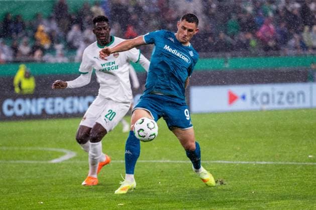 SOCCER - UEFA ECL, Rapid vs Fiorentina VIENNA,AUSTRIA,23.OCT.25 - SOCCER - UEFA Conference League, SK Rapid Wien vs ACF Fiorentina. Image shows Ange Ahoussou (Rapid) and Roberto Piccoli (Fiorentina).  GEPAxpictures xPhilippxBrem