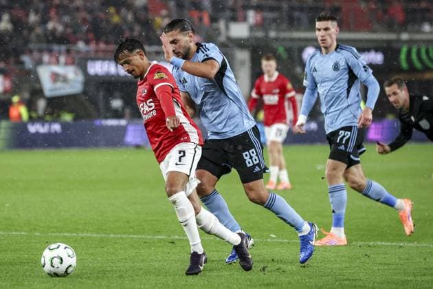 ALKMAAR - (l-r) Weslley Patati of AZ Alkmaar and Kyriakos Savvidis of Slovan Bratislava during the UEFA Conference League match between AZ Alkmaar and Slovan Bratislava at the AFAS Stadium on October 23, 2025, in Alkmaar, Netherlands. ANP BART STOUTJESDIJK UEFA Conference League 2025-2026 xVIxANPxSportx xxANPxIVx 540074504 originalFilename: 540074504.jpg