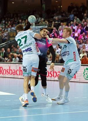 23 10 2025, xovx, Handball Daikin Handball Bundesliga, HSG Wetzlar FRISCH AUF Göppingen v l Oskar Sunnefeldt Frisch Auf Göppingen , Filip Vistorop HSG Wetzlar , Ymir Örn Gislason Frisch Auf Göppingen Wetzlar Buderus Arena Hessen Germany EN