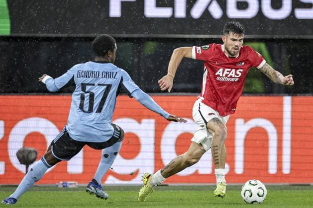 ALKMAAR - (l-r) Sandro Cruz of Slovan Bratislava and Denso Kasius of AZ Alkmaar during the UEFA Conference League match between AZ Alkmaar and Slovan Bratislava at the AFAS Stadium on October 23, 2025, in Alkmaar, Netherlands. ANP BART STOUTJESDIJK UEFA Conference League 2025-2026 xVIxANPxSportx xxANPxIVx 540074658 originalFilename: 540074658.jpg