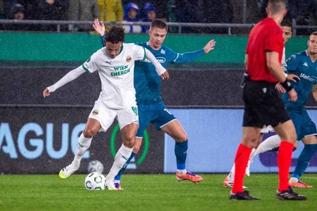 SOCCER - UEFA ECL, Rapid vs Fiorentina VIENNA,AUSTRIA,23.OCT.25 - SOCCER - UEFA Conference League, SK Rapid Wien vs ACF Fiorentina. Image shows Janis Antiste (Rapid) and Pietro Comuzzo (Fiorentina).  GEPAxpictures xPhilippxBrem