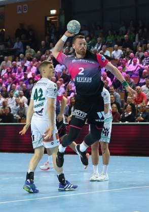 23 10 2025, xovx, Handball Daikin Handball Bundesliga, HSG Wetzlar FRISCH AUF Göppingen v l Martin Hanne Frisch Auf Göppingen , Nikola Grahovac HSG Wetzlar , Oskar Sunnefeldt Frisch Auf Göppingen Wetzlar Buderus Arena Hessen Germany EN