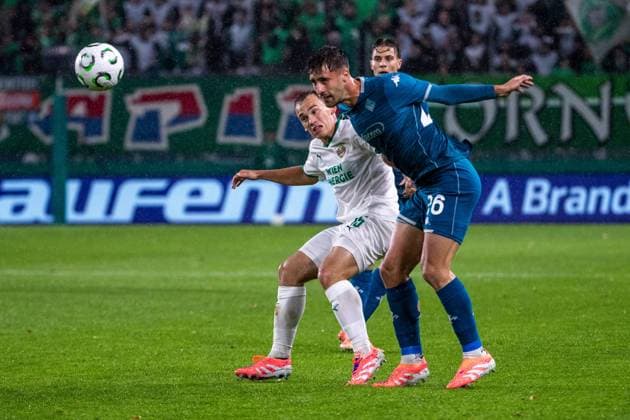 SOCCER - UEFA ECL, Rapid vs Fiorentina VIENNA,AUSTRIA,23.OCT.25 - SOCCER - UEFA Conference League, SK Rapid Wien vs ACF Fiorentina. Image shows Nikolaus Wurmbrand (Rapid) anf Mattia Viti (Fiorentina).  GEPAxpictures xPhilippxBrem