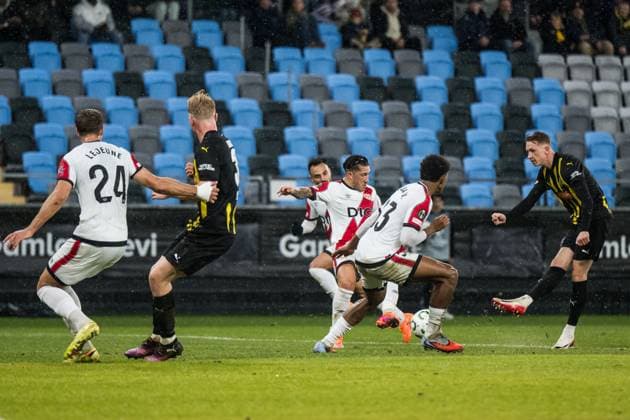 251023 Julius Lindberg of Häcken scores 1 1 during the UEFA Conference League football match between Häcken and Rayo Vallecano on October 23, 2025 in Gothenburg Photo Mathias Bergeld BILDBYRAN kod MB MB1226 fotboll football soccer fotball uefa conference league conference league häcken rayo vallecano bbeng  Copyright: MATHIASxBERGELD BB251023MB040