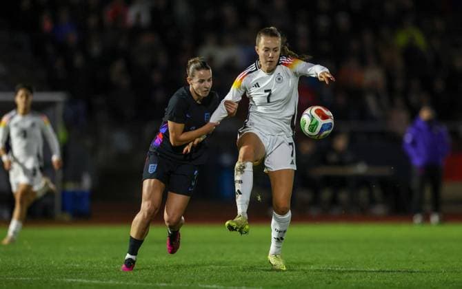 DEU, Fulda, Germany U 23 vs England U 23, International match round, DFB, Season 2526, Stadion der Stadt Fulda im Sportpark Johannisau, Group A, 1 Matchday in the picture from l n r Anouk Denton England U23 , Mara Alber Germany U23 DFB DFL REGULATIONS PROHIBIT ANY USE OF PHOTOGRAPHS AS IMAGE SEQUENCES AND OR QUASI VIDEO, 23 10 2025 Copyright: HMBxMedia HendrikxHamelau