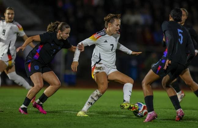 DEU, Fulda, Germany U 23 vs England U 23, International match round, DFB, Season 2526, Stadion der Stadt Fulda im Sportpark Johannisau, Group A, 1 Matchday in the picture from l n r Anouk Denton England U23 , Mara Alber Germany U23 DFB DFL REGULATIONS PROHIBIT ANY USE OF PHOTOGRAPHS AS IMAGE SEQUENCES AND OR QUASI VIDEO, 23 10 2025 Copyright: HMBxMedia HendrikxHamelau