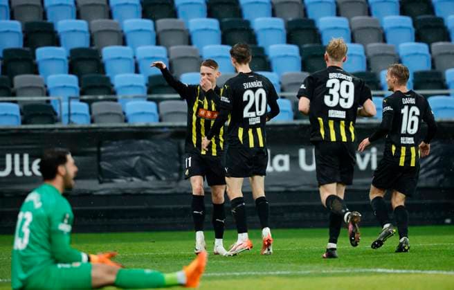 GÖTEBORG, SWEDEN 20251023 Häckens Julius Lindberg, left, celebrates after scoring the equalizer to make it 1-1, grabbed by Adrian Svanbäck, Isak Brusberg and Pontus Dahbo, during the Conference League soccer match between BK Häcken and Rayo Vallecano at Gamla Ullevi in Gothenburg, Sweden October 23, 2025 GÖTEBORG SWEDEN x9200x  Copyright: xAdamxIhse TTx CONFERENCE LEAGUE: HÄCKEN-RAYO VALLECANO