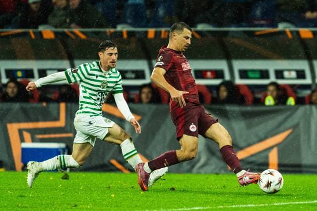 SOCCER - UEFA EL, RBS vs Ferencvaros SALZBURG,AUSTRIA,23.OCT.25 - SOCCER - UEFA Europa League, Red Bull Salzburg vs Ferencvaros Budapest. Image shows Gavriel Kanikovszki (Ferencvaros) and Stefan Lainer (RBS).  GEPAxpictures xJulioxArellano