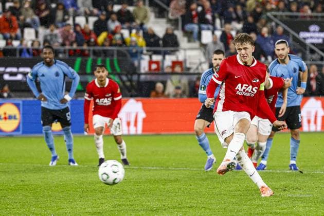 ALKMAAR , 23-10-2025 , AFAS Stadium , season 2025 2026 , UEFA Conference League football , League phase matchday 2 , match between AZ and SK Slovan Bratislava , picture shows AZ player Sven Mijnans misses the penalty AZ - Slovan Bratislava  x31654591x Copyright: