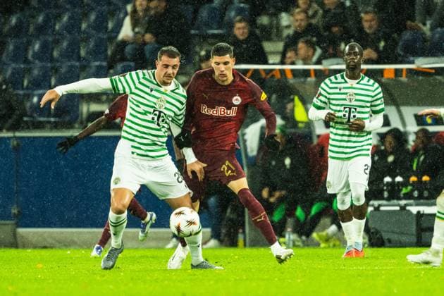 SOCCER - UEFA EL, RBS vs Ferencvaros SALZBURG,AUSTRIA,23.OCT.25 - SOCCER - UEFA Europa League, Red Bull Salzburg vs Ferencvaros Budapest. Image shows Toon Raemaekers (Ferencvaros) and Petar Ratkov (RBS).  GEPAxpictures xJulioxArellano