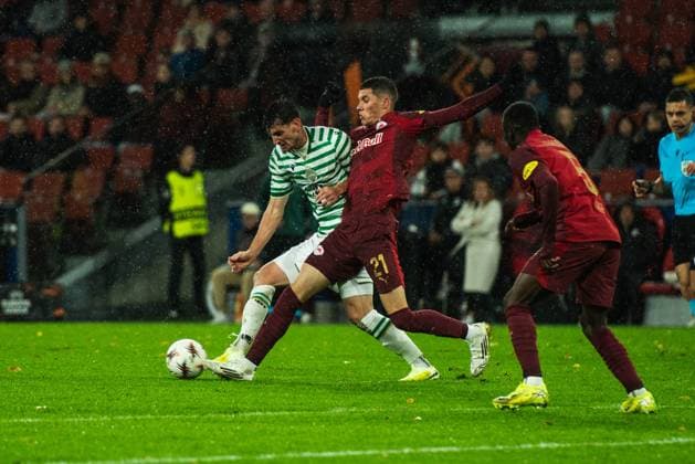 SOCCER - UEFA EL, RBS vs Ferencvaros SALZBURG,AUSTRIA,23.OCT.25 - SOCCER - UEFA Europa League, Red Bull Salzburg vs Ferencvaros Budapest. Image shows Gavriel Kanikovszki (Ferencvaros) and Petar Ratkov (RBS).  GEPAxpictures xJulioxArellano