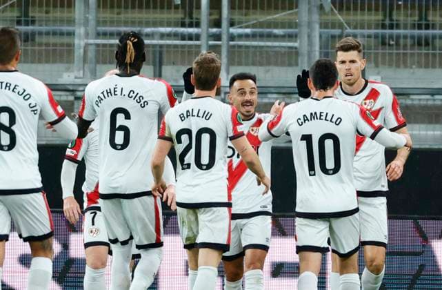 GÖTEBORG, SWEDEN 20251023 Rayo Vallecanos Alvaro Garcia 18, center cheers after 0-1 during the Conference League soccer match between BK Häcken and Rayo Vallecano at Gamla Ullevi in Gothenburg, Sweden October 23, 2025 GÖTEBORG SWEDEN x9200x  Copyright: xAdamxIhse TTx CONFERENCE LEAGUE: HÄCKEN-RAYO VALLECANO