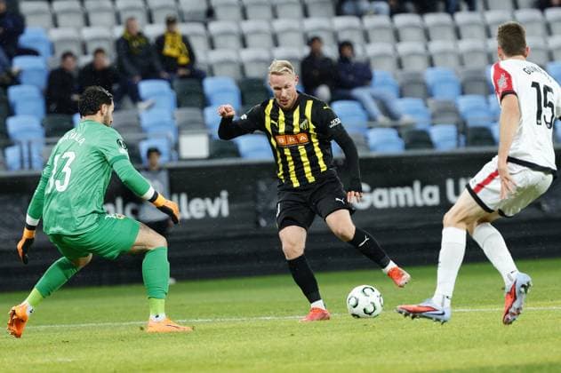 GÖTEBORG, SWEDEN 20251023 Rayo Vallecano goalkeeper Augusto Batalla against Häckens Mikkel Rygaard during the Conference League football match between BK Häcken and Rayo Vallecano at Gamla Ullevi in Gothenburg, Sweden October 23, 2025 GÖTEBORG SWEDEN x9200x  Copyright: xAdamxIhse TTx CONFERENCE LEAGUE: HÄCKEN-RAYO VALLECANO