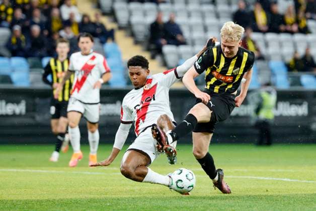 GÖTEBORG, SWEDEN 20251023 Rayo Vallecanos Jozhua Vertrouwd against Häckens Isak Brusberg during the Conference League football match between BK Häcken and Rayo Vallecano at Gamla Ullevi in Gothenburg, Sweden October 23, 2025 GÖTEBORG SWEDEN x9200x  Copyright: xAdamxIhse TTx CONFERENCE LEAGUE: HÄCKEN-RAYO VALLECANO