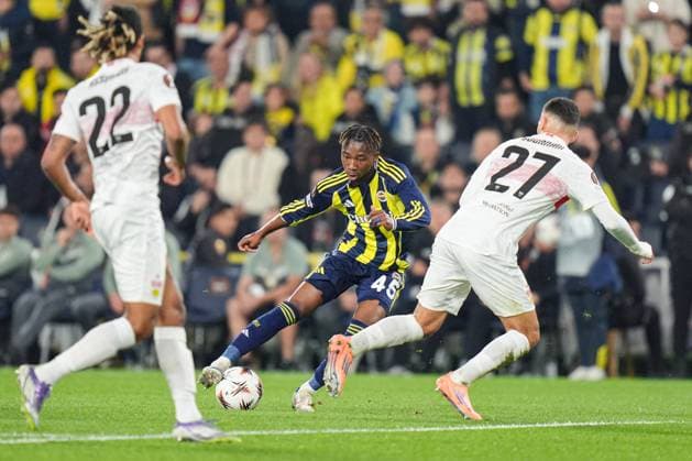 Fenerbahce v Stuttgart - UEFA Europa League ISTANBUL, TURKIYE - OCTOBER 23: Dorgeles Nene (C) of Fenerbahce in action against Badredine Bouanani (27) of Stuttgart during the UEFA Europa League Week 3 match between Fenerbahce and Stuttgart at Chobani Stadium in Istanbul, Turkiye, on October 23, 2025. Cemal Yurttas Anadolu Istanbul Turkey. Editorial use only. Please get in touch for any other usage.  Copyright: x2025xAnadoluxCemalxYurttasx