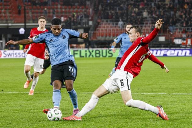 ALKMAAR , 23-10-2025 , AFAS Stadium , season 2025 2026 , UEFA Conference League football , League phase matchday 2 , match between AZ and SK Slovan Bratislava , picture shows SK Slovan Bratislava player Cesar Blackman and AZ player Peer Koopmeiners AZ - Slovan Bratislava  x31654611x Copyright: