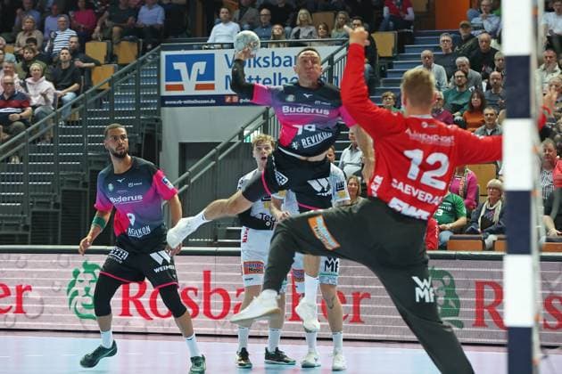 23 10 2025, xovx, Handball Daikin Handball Bundesliga, HSG Wetzlar FRISCH AUF Göppingen v l Philipp Ahouansou HSG Wetzlar , Franko Lastro Frisch Auf Göppingen , Ahmet Nafea HSG Wetzlar , Ludvig Hallbäck Frisch Auf Göppingen , Kristian Saeveras Frisch Auf Göppingen Wetzlar Buderus Arena Hessen Germany EN