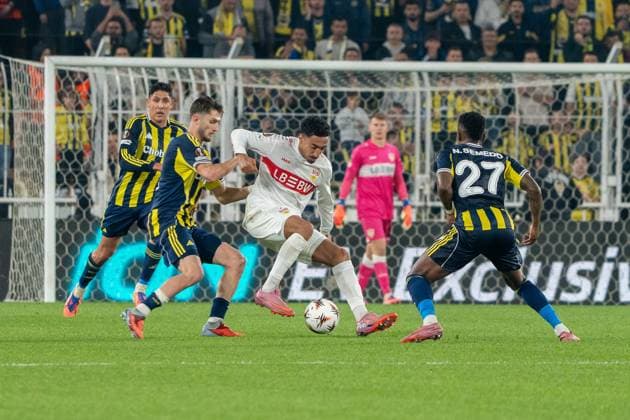 Tiago Tomas VfB Stuttgart is attacked by 3 opponents, TUR, Fenerbahce Istanbul vs VfB Stuttgart, Football, UEFA Europa League, Matchday 3, 2025 2026 season, 23 10 2025, TUR, Fenerbahce Istanbul vs VfB Stuttgart, Football, UEFA Europa League, Matchday 3, 2025 2026 season, 23 10 2025, Istanbul Copyright: xEibner-Pressefoto EdwardxCheungx EP_ECG