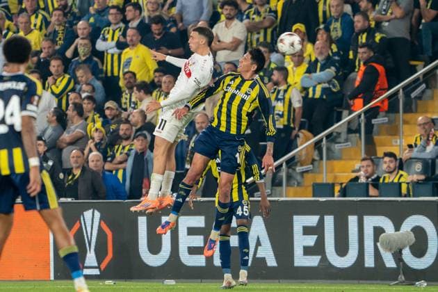 Bilal El Khannouss VfB Stuttgart, 11 and Edson Alvarez Fenerbahce Istanbul, 11 in header duel, TUR, Fenerbahce Istanbul vs VfB Stuttgart, Football, UEFA Europa League, Matchday 3, 2025 2026 season, 23 10 2025, TUR, Fenerbahce Istanbul vs VfB Stuttgart, Football, UEFA Europa League, Matchday 3, 2025 2026 season, 23 10 2025, Istanbul Copyright: xEibner-Pressefoto EdwardxCheungx EP_ECG