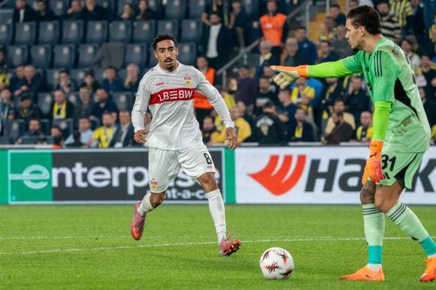 Tiago Tomas VfB Stuttgart tackles goalkeeper Ederson Fenerbahce Istanbul, 31, TUR, Fenerbahce Istanbul vs VfB Stuttgart, Football, UEFA Europa League, Matchday 3, 2025 2026 season, 23 10 2025, TUR, Fenerbahce Istanbul vs VfB Stuttgart, Football, UEFA Europa League, Matchday 3, 2025 2026 season, 23 10 2025, Istanbul Copyright: xEibner-Pressefoto EdwardxCheungx EP_ECG