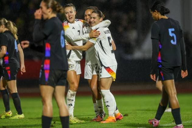 DEU, Fulda, Germany U 23 vs England U 23, International match round, DFB, Season 2526, Stadion der Stadt Fulda im Sportpark Johannisau, Group A, 1 Matchday in picture Sophie Weidauer Germany U23 scores the goal for 3 0, cheering with Lisa Baum Germany U23 and Mara Alber Germany U23 DFB DFL REGULATIONS PROHIBIT ANY USE OF PHOTOGRAPHS AS IMAGE SEQUENCES AND OR QUASI VIDEO, 23 10 2025 Copyright: HMBxMedia HendrikxHamelau