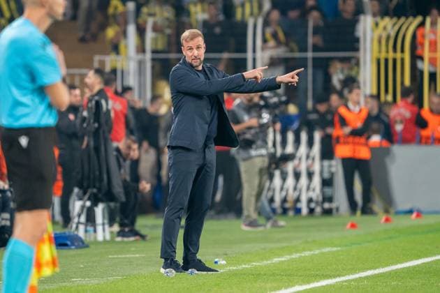 Sebastian Hoeneß VfB Stuttgart, Coach complains to linesman, TUR, Fenerbahce Istanbul vs VfB Stuttgart, Football, UEFA Europa League, Matchday 3, 2025 2026 season, 23 10 2025, TUR, Fenerbahce Istanbul vs VfB Stuttgart, Football, UEFA Europa League, Matchday 3, 2025 2026 season, 23 10 2025, Istanbul Copyright: xEibner-Pressefoto EdwardxCheungx EP_ECG
