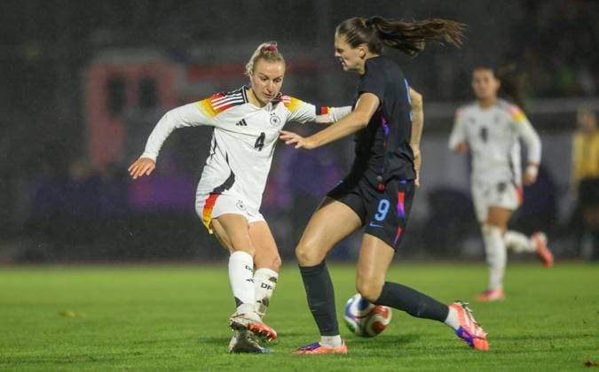 DEU, Fulda, Germany U 23 vs England U 23, International match round, DFB, Season 2526, Stadion der Stadt Fulda im Sportpark Johannisau, Group A, 1 Matchday in picture f l n r Vanessa Diehm Germany U23 , Isobel Goodwin England U23 , Goal shot DFB DFL REGULATIONS PROHIBIT ANY USE OF PHOTOGRAPHS AS IMAGE SEQUENCES AND OR QUASI VIDEO, 23 10 2025 Copyright: HMBxMedia HendrikxHamelau