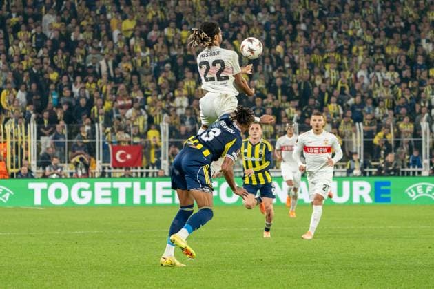 Lorenz Assignon VfB Stuttgart, 22 wins his duel against Archie Brown Fenerbahce Istanbul, 03 , TUR, Fenerbahce Istanbul vs VfB Stuttgart, Football, UEFA Europa League, Matchday 3, 2025 2026 season, 23 10 2025, TUR, Fenerbahce Istanbul vs VfB Stuttgart, Football, UEFA Europa League, Matchday 3, 2025 2026 season, 23 10 2025, Istanbul Copyright: xEibner-Pressefoto EdwardxCheungx EP_ECG