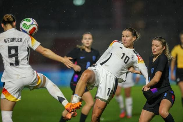 DEU, Fulda, Germany U 23 vs England U 23, international match round, DFB, season 2526, Stadion der Stadt Fulda im Sportpark Johannisau, group A, 1 matchday in the picture f l n r Larissa Mühlhaus Germany U23 DFB DFL REGULATIONS PROHIBIT ANY USE OF PHOTOGRAPHS AS IMAGE SEQUENCES AND OR QUASI VIDEO, 23 10 2025 Copyright: HMBxMedia HendrikxHamelau