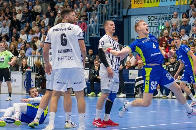 Ellidi Snaer Vidarsson, Circle Winger, VfL Gummersbach 4 , Harald Reinkind, Backcourt THW Kiel 6 , Miro Schluroff, Backcourt, VfL Gummersbach 15 , VfL Gummersbach vs THW Kiel, Daikin Handball Bundesliga, Men , 10 Matchday, 23 10 2025 Gummersbach NRW Germany Copyright: xkolbert-press MartinxWdziecznyx