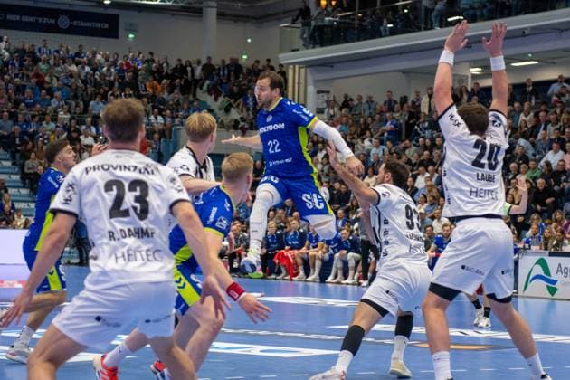 Kentin Mahà , backcourt, VfL Gummersbach 22 , Lukas Laube, wing THW Kiel 20 , Rune Dahmke, outfield THW Kiel 23 , VfL Gummersbach vs THW Kiel, Daikin Handball Bundesliga, Men , 10 Matchday, 23 10 2025 Gummersbach NRW Germany Copyright: xkolbert-press MartinxWdziecznyx