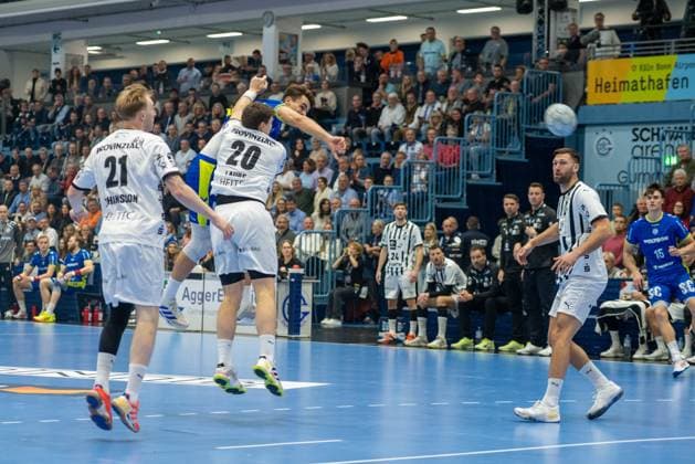 Julian Koester, backcourt, VfL Gummersbach 7 , Lukas Laube, wing THW Kiel 20 , Eric Johansson, backcourt THW Kiel 21 , VfL Gummersbach vs THW Kiel, Daikin Handball Bundesliga, Men , Matchday 10, 23 10 2025 Gummersbach NRW Germany Copyright: xkolbert-press MartinxWdziecznyx